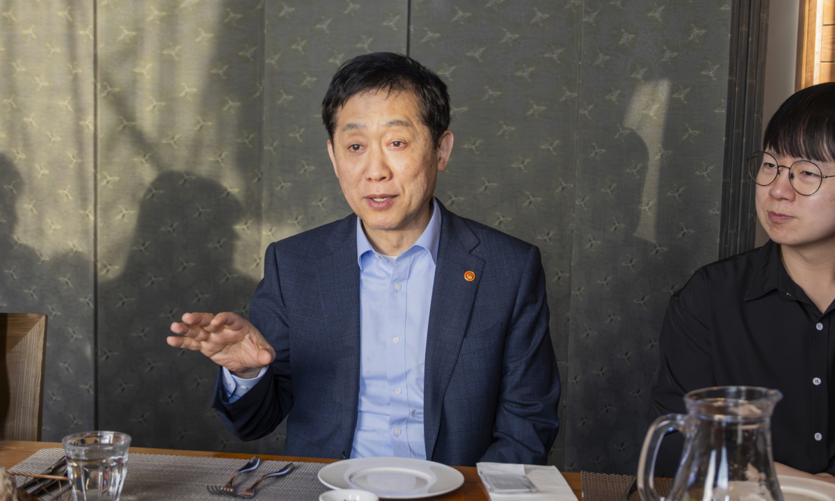 ▲김주현 금융위원장이 2일 서울 광화문 인근 식당에서 진행된 2030 자문단과의 '비워채워토크'에서 청년 정책방향에 대해 발언하고 있다. (사진제공=금융위원회)