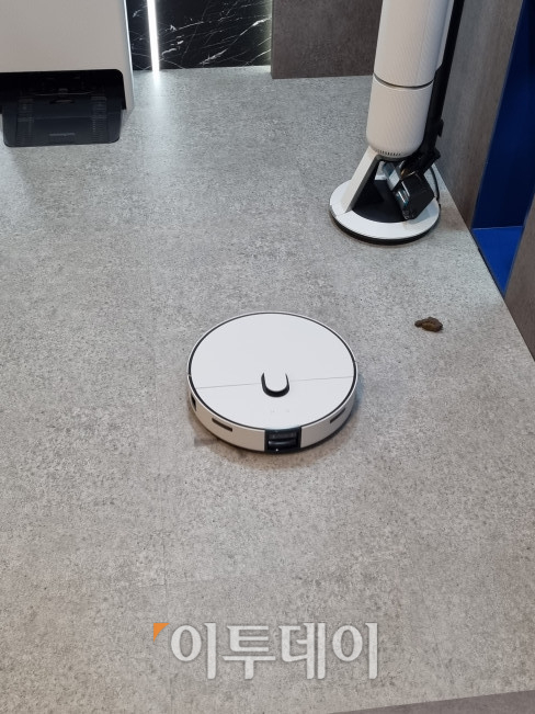 ▲'비스포크 AI 스팀' 로봇청소기가 바닥을 청소하고 있다. (박민웅 기자 pmw7001@)