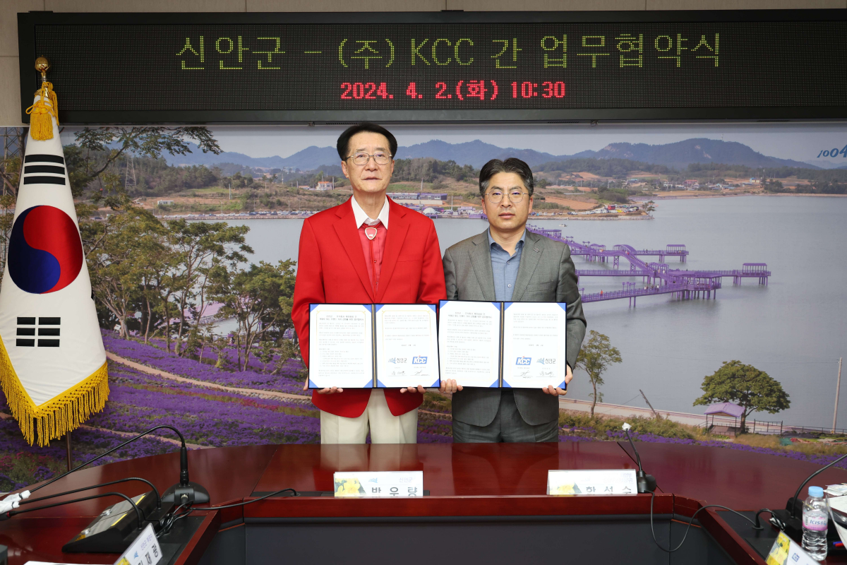▲박우량(왼쪽) 신안군수와 함성수 KCC 유통도료 사업부장이 기념 사진을 촬영하고 있다. (사진제공=KCC)