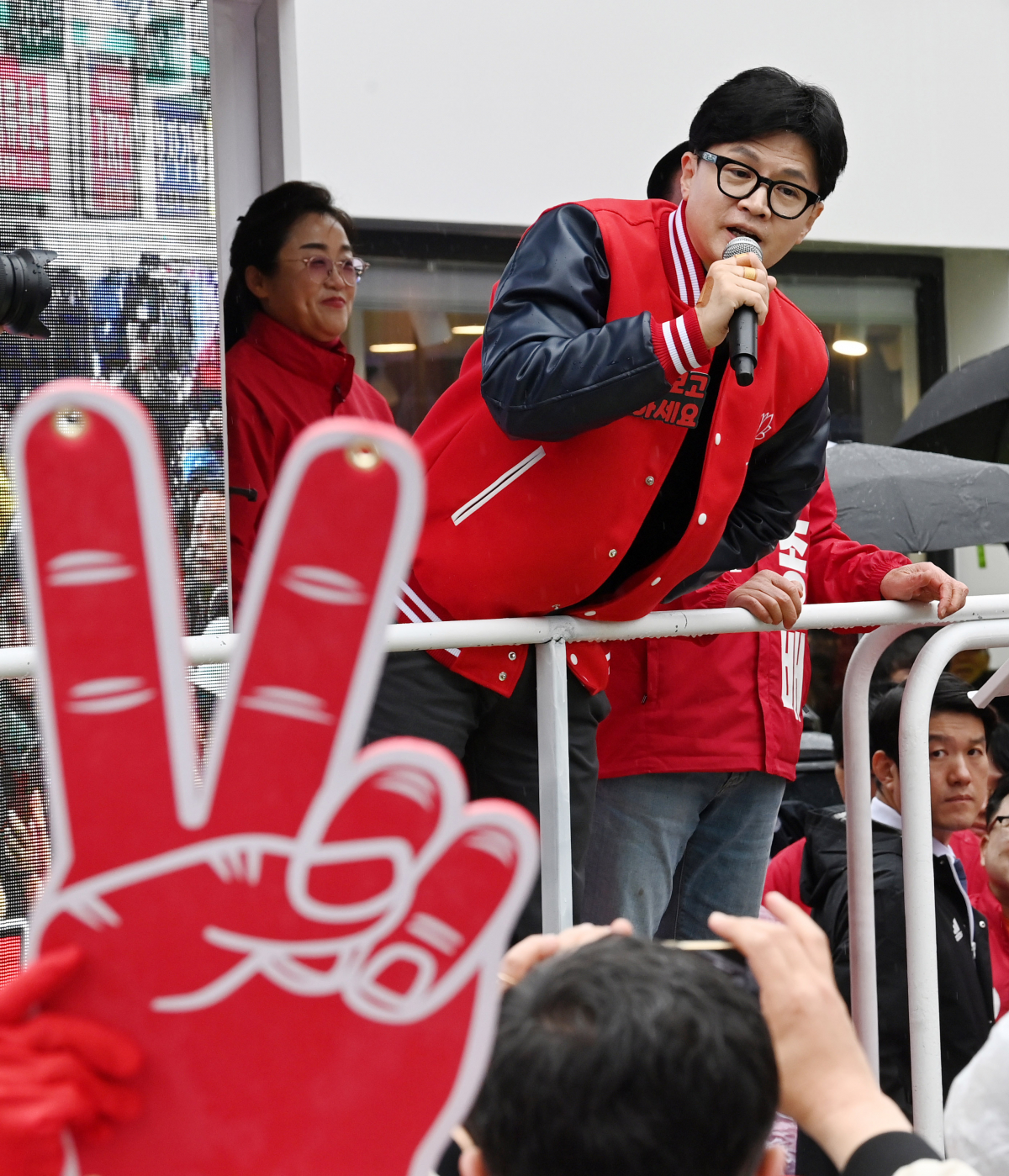 ▲[충주=뉴시스] 조성봉 기자 = 한동훈국민의힘 비대위원장이 3일 오전 충북 충주시 성서 차없는거리 공연장에서 열린 ‘국민의힘으로 충주살리기' 지원유세에서 이종배 충주시 후보의 지지를 호소하고 있다. (공동취재) 2024.04.03. photo@newsis.com