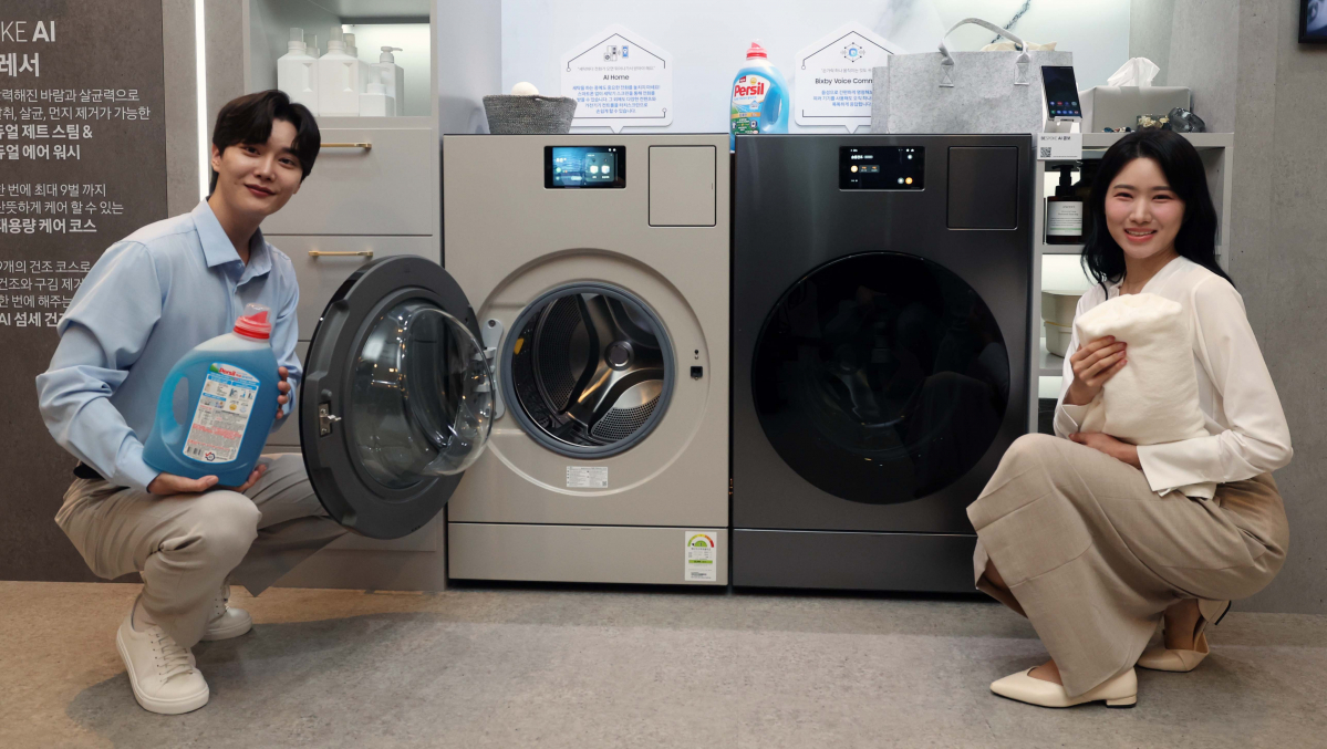 ▲3일 서울 서초구 삼성전자 서초사옥에서 열린 ‘웰컴 투 비스포크 AI’ 미디어데이에서 모델들이 삼성전자의 2024년형 비스포크 신제품을 소개하고 있다. 신태현 기자 holjjak@