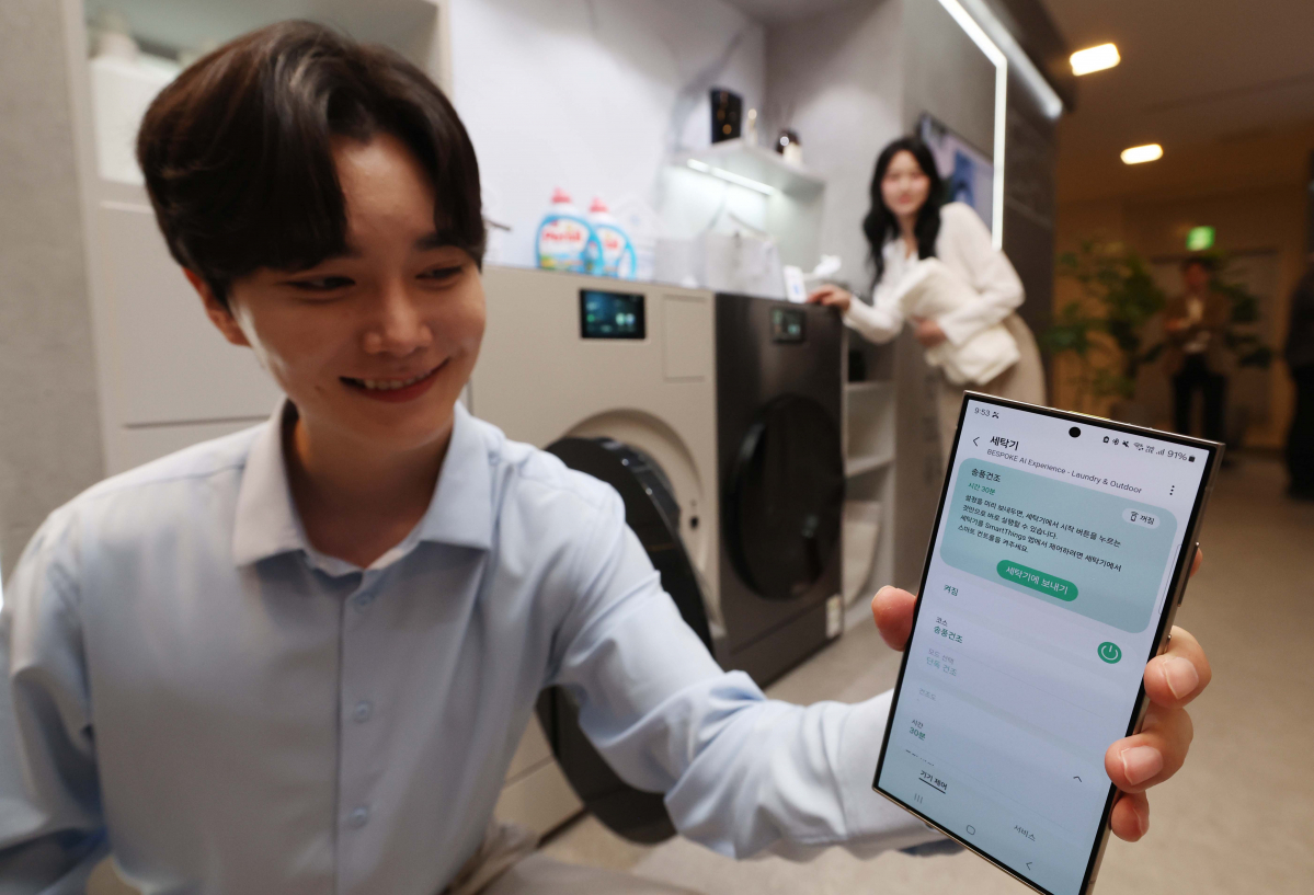 ▲3일 서울 서초구 삼성전자 서초사옥에서 열린 ‘웰컴 투 비스포크 AI’ 미디어데이에서 모델들이 삼성전자의 2024년형 비스포크 신제품을 소개하고 있다. 신태현 기자 holjjak@