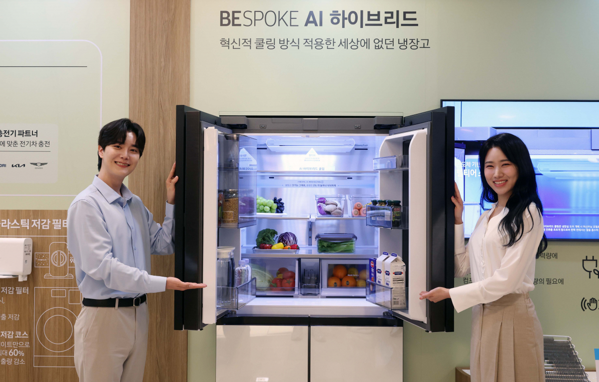 ▲3일 서울 서초구 삼성전자 서초사옥에서 열린 ‘웰컴 투 비스포크 AI’ 미디어데이에서 모델들이 삼성전자의 2024년형 비스포크 신제품을 소개하고 있다. 신태현 기자 holjjak@