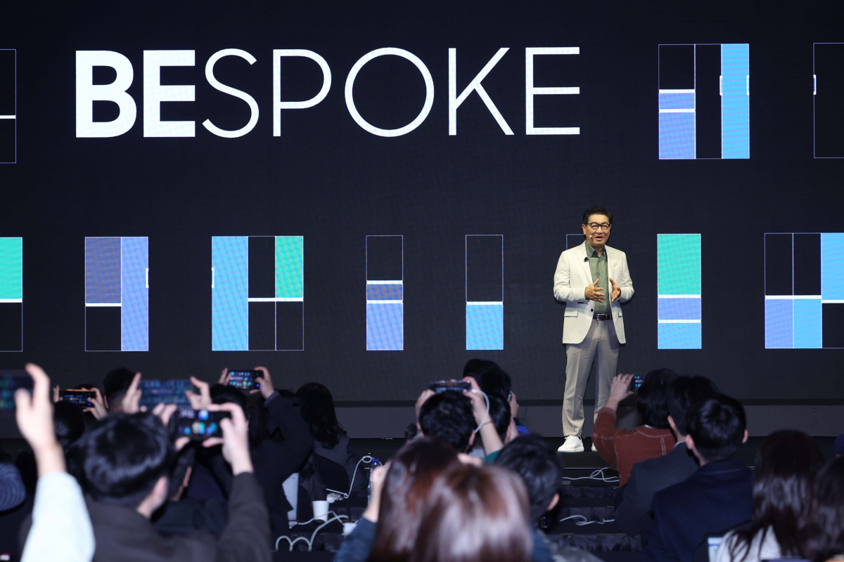 ▲한종희 삼성전자 디바이스경험(DX) 부문장 부회장이 3일 서울 서초구 삼성전자 서초사옥에서 열린 ‘웰컴 투 비스포크 AI’ 미디어데이에서 비스포크 AI에 대해 설명하고 있다. 신태현 기자 holjjak@