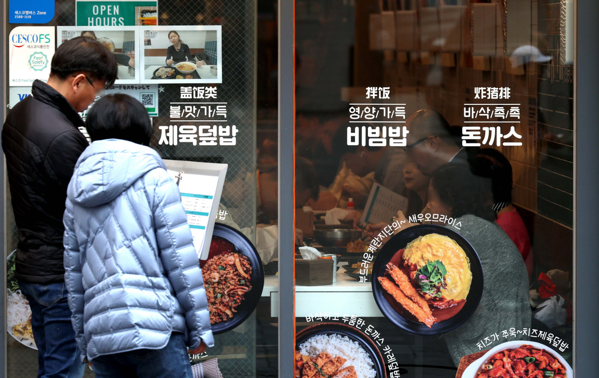 ▲외식 물가 상승률이 전체 소비자물가 상승률 평균을 웃도는 현상이 3년 가까이 이어지고 있다. 3일 통계청에 따르면 지난달 외식 물가 상승률은 3.4%로 전체 소비자물가 상승률 3.1%보다 0.3%포인트 높았다. 이같은 현상은 2021년 6월부터 34개월째 지속됐다. 외식 세부 품목 39개 중 25개 물가 상승률이 평균을 웃돌았는데, 비빔밥 가격 상승률이 5.7%로 가장 높았고 이어 떡볶이와 김밥이 5.3%, 냉면 5.2%, 구내식당 5.1% 순이었다. 이날 서울의 한 거리에 외식 메뉴판이 게시돼 있다. 신태현 기자 holjjak@