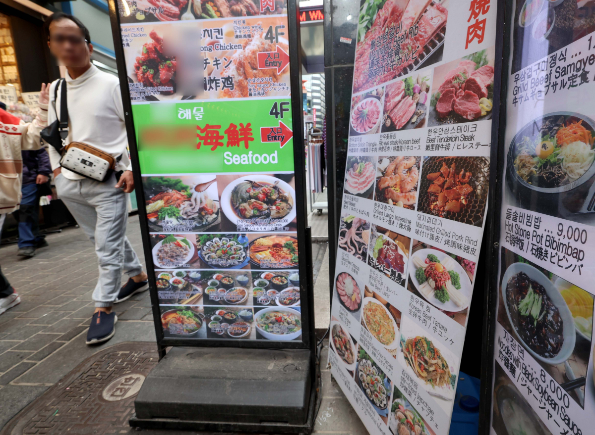 ▲외식 물가 상승률이 전체 소비자물가 상승률 평균을 웃도는 현상이 3년 가까이 이어지고 있다. 3일 통계청에 따르면 지난달 외식 물가 상승률은 3.4%로 전체 소비자물가 상승률 3.1%보다 0.3%포인트 높았다. 이같은 현상은 2021년 6월부터 34개월째 지속됐다. 외식 세부 품목 39개 중 25개 물가 상승률이 평균을 웃돌았는데, 비빔밥 가격 상승률이 5.7%로 가장 높았고 이어 떡볶이와 김밥이 5.3%, 냉면 5.2%, 구내식당 5.1% 순이었다. 이날 서울의 한 거리에 외식 메뉴판이 게시돼 있다. 신태현 기자 holjjak@