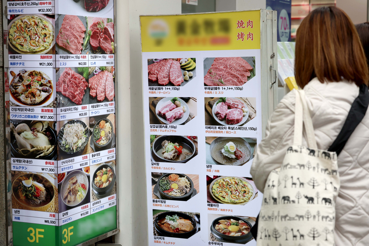 ▲외식 물가 상승률이 전체 소비자물가 상승률 평균을 웃도는 현상이 3년 가까이 이어지고 있다. 3일 통계청에 따르면 지난달 외식 물가 상승률은 3.4%로 전체 소비자물가 상승률 3.1%보다 0.3%포인트 높았다. 이같은 현상은 2021년 6월부터 34개월째 지속됐다. 외식 세부 품목 39개 중 25개 물가 상승률이 평균을 웃돌았는데, 비빔밥 가격 상승률이 5.7%로 가장 높았고 이어 떡볶이와 김밥이 5.3%, 냉면 5.2%, 구내식당 5.1% 순이었다. 이날 서울의 한 거리에 외식 메뉴판이 게시돼 있다. 신태현 기자 holjjak@