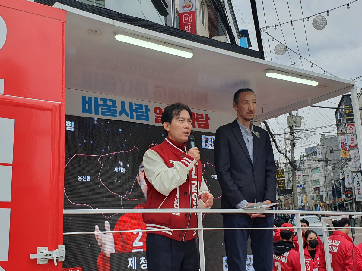 ▲3일 경희대학교 앞에서 농구선구 한기범 씨와 김영우 동대문갑 후보가 지원유세를 하고 있다. (사진 제공=김영우 후보 캠프)