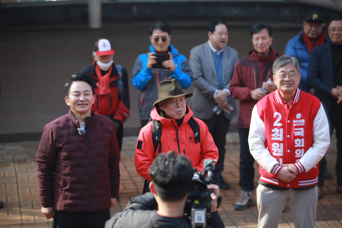 ▲산악인 엄홍길 씨가 지난달 16일 원희룡 인천 계양을 후보와 계양산에 오르기 위해 인근에 집결했다. (사진 제공=원희룡 후보 캠프)