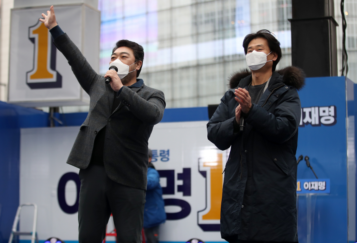 ▲배우 이원종(왼쪽), 박혁권이 지난 2022년 3월 서울 중구 명동에서 열린 이재명 더불어민주당 대선 후보의 '3.1 정신으로 여는 대한민국 대전환!' 서울 집중 유세에서 지지 발언을 하고 있다. (뉴시스)