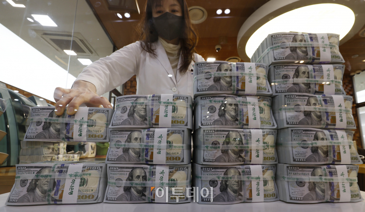 ▲3일 서울 중구 하나은행 위변조대응센터에서 직원이 달러화를 정리하고 있다. 달러 강세에 기타통화 외화자산액 환산액이 감소했지만, 외화자산 운용 수익이 증가하면서 우리나라 외환보유액이 3개월 만에 반등했다. 한국은행이 3일 발표힌 '2024년 3월 말 외환보유액'에 따르면 지난달 말 기준 외환보유액은 4129억5000만 달러로 전월말(4157억3000만 달러)보다 35억1000만 달러 늘었다. 조현호 기자 hyunho@