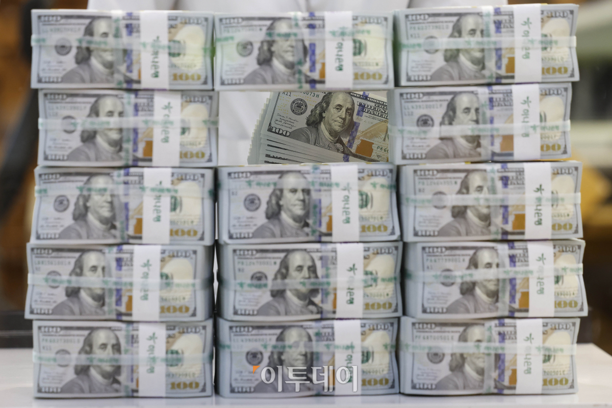▲3일 서울 중구 하나은행 위변조대응센터에서 직원이 달러화를 정리하고 있다. 달러 강세에 기타통화 외화자산액 환산액이 감소했지만, 외화자산 운용 수익이 증가하면서 우리나라 외환보유액이 3개월 만에 반등했다. 한국은행이 3일 발표힌 '2024년 3월 말 외환보유액'에 따르면 지난달 말 기준 외환보유액은 4129억5000만 달러로 전월말(4157억3000만 달러)보다 35억1000만 달러 늘었다. 조현호 기자 hyunho@