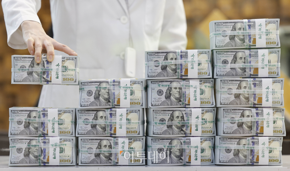 ▲3일 서울 중구 하나은행 위변조대응센터에서 직원이 달러화를 정리하고 있다. 달러 강세에 기타통화 외화자산액 환산액이 감소했지만, 외화자산 운용 수익이 증가하면서 우리나라 외환보유액이 3개월 만에 반등했다. 한국은행이 3일 발표힌 '2024년 3월 말 외환보유액'에 따르면 지난달 말 기준 외환보유액은 4129억5000만 달러로 전월말(4157억3000만 달러)보다 35억1000만 달러 늘었다. 조현호 기자 hyunho@