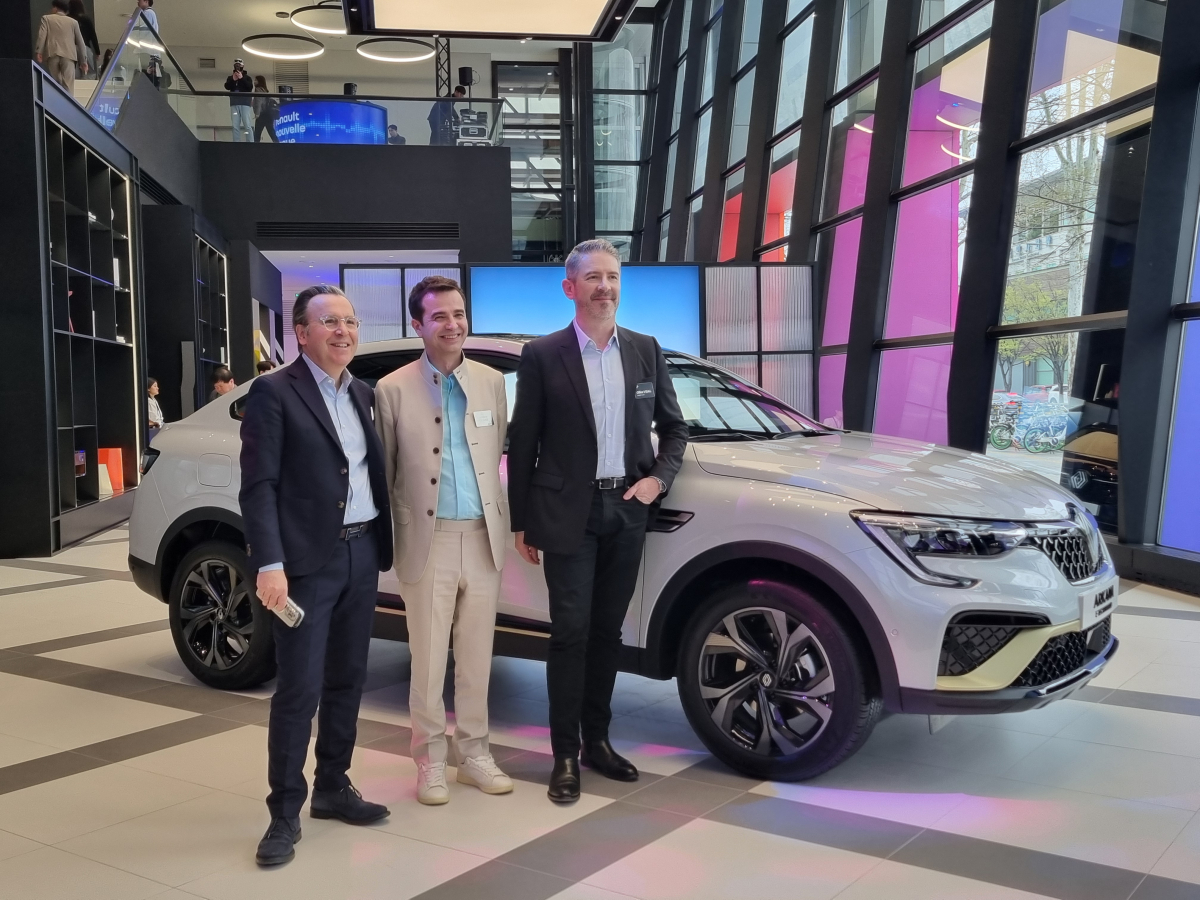 ▲3일 르노성수에서 개최된 '르노 누벨바그'간담회에서 (왼쪽부터)아르노 벨로니 르노 브랜드 마케팅 총괄 부사장, 스테판 드블레즈 르노코리아 사장, 질 비달 르노 브랜드 디자인 총괄 부사장이 기념촬영을 하고 있다. (강문정 기자 kangmj@)