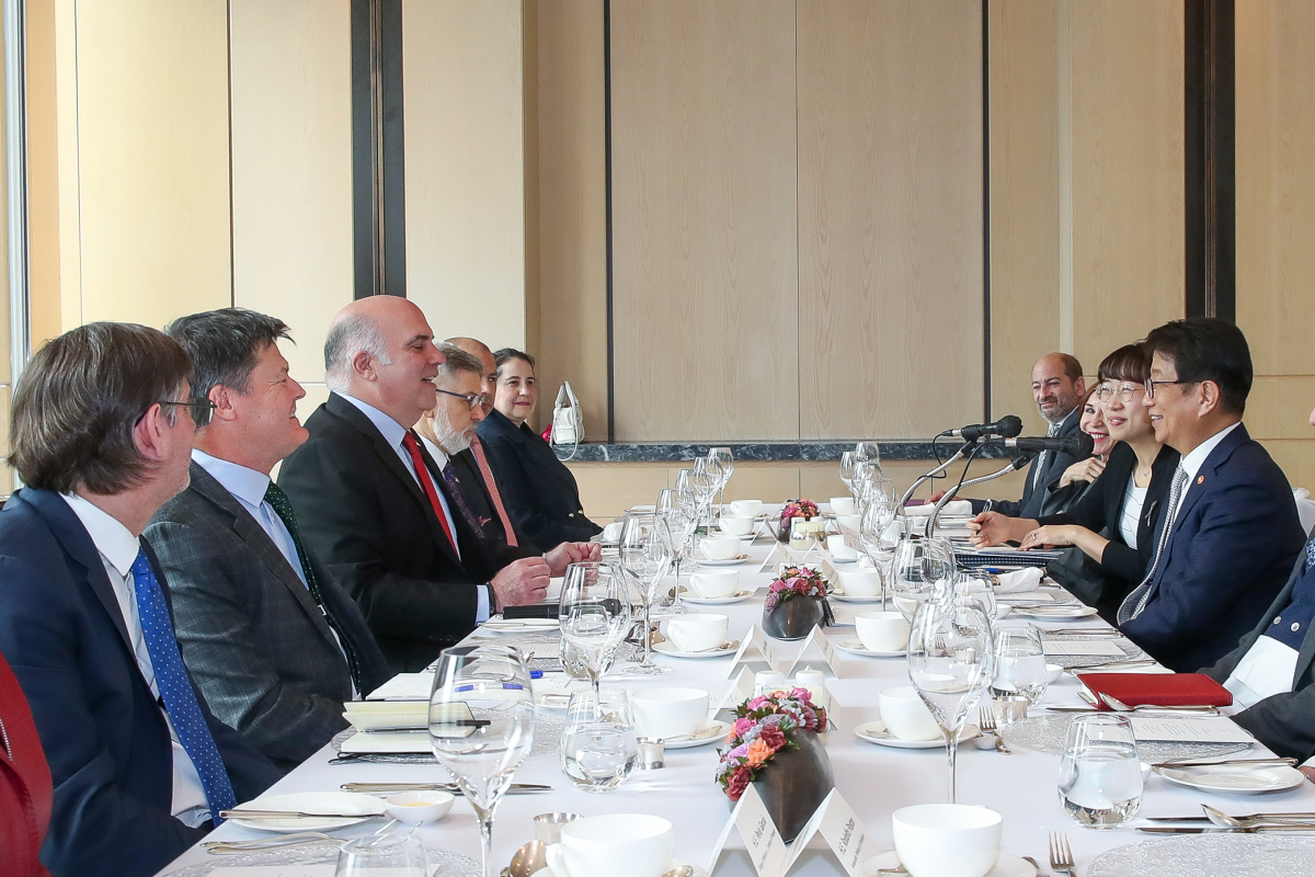 ▲박상우 국토교통부 장관(오른쪽 가운데)이 3일 오후 서울에서 주한 중남미 외교단(GRULAC, Group of Latin American and Caribbean)이 주관한 간담회에 참석해 이야기를 나누고 있다. (사진제공=국토교통부)