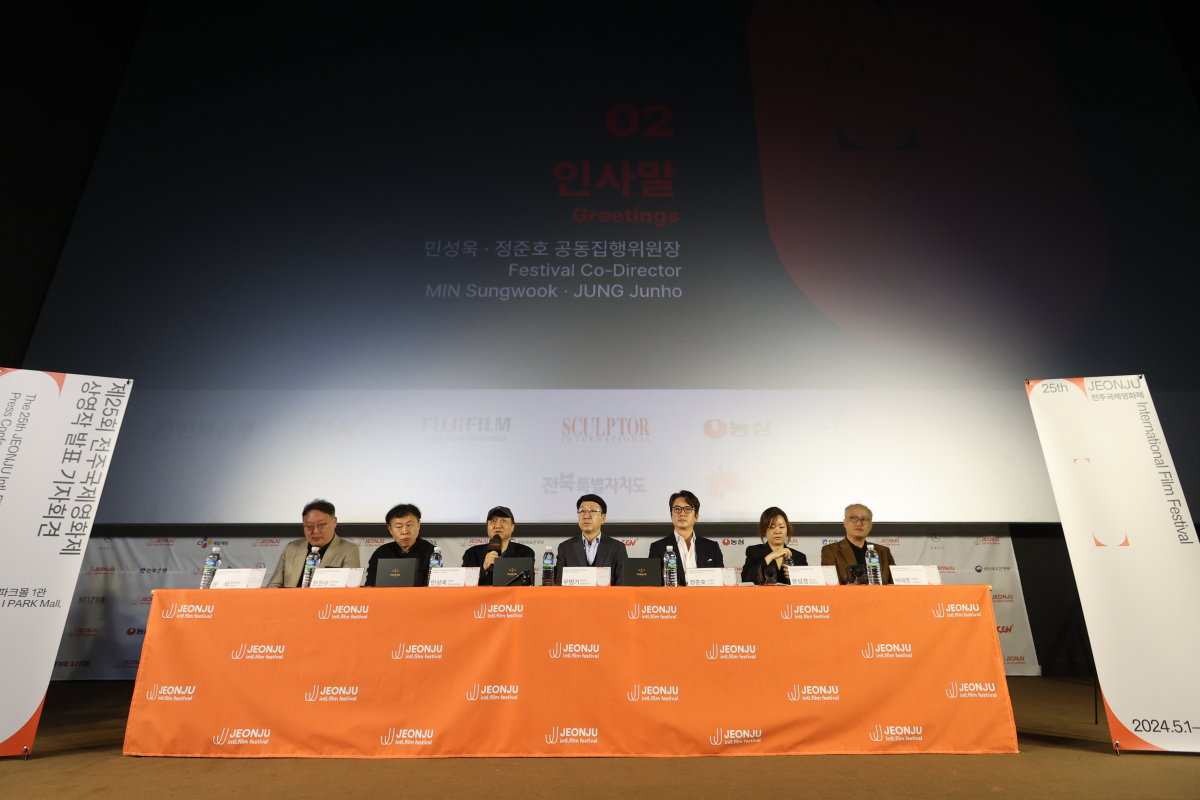 ▲3일 오후 서울 용산구 CGV용산점에서 열린 제25회 전주국제영화제 상영작 발표 기자회견에서 관계자들이 인사말을 하고 있다. (연합뉴스)