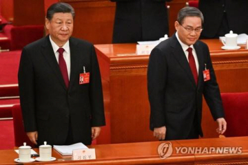 ▲중국의 시진핑 국가주석(왼쪽)과 리창 총리가 지난달 5일 베이징 인민대회당에서 열린 전인대 제14기 2차회의에 입장하고 있다. 리창 총리는 전인대 업무보고에서 ‘AI 플러스 행동’이라는 새 국가정책방향을 제시했다. 베이징EPA연합뉴스