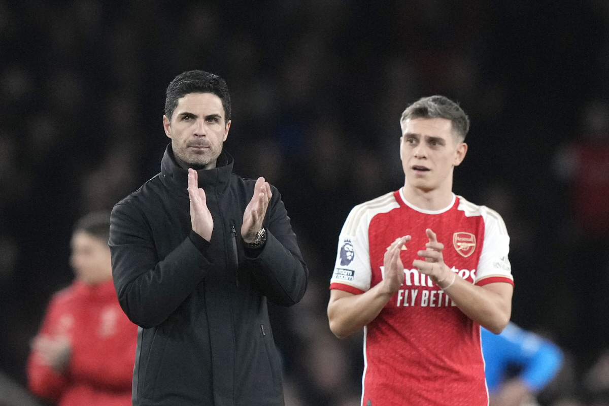 ▲미켈 아르테타 아스널 감독(왼쪽)과 레안드로 트로사르. (AP/연합뉴스)