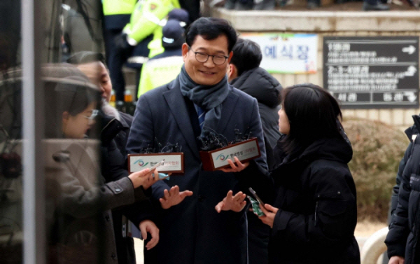 ▲더불어민주당 전당대회 돈 봉투 살포 의혹을 받고 있는 송영길 전 더불어민주당 대표가 지난해 12월 18일 서울 서초구 서울중앙지방법원에서 열린 구속 전 피의자 심문(영장실질심사)에 출석하고 있다. 신태현 기자 holjjak@