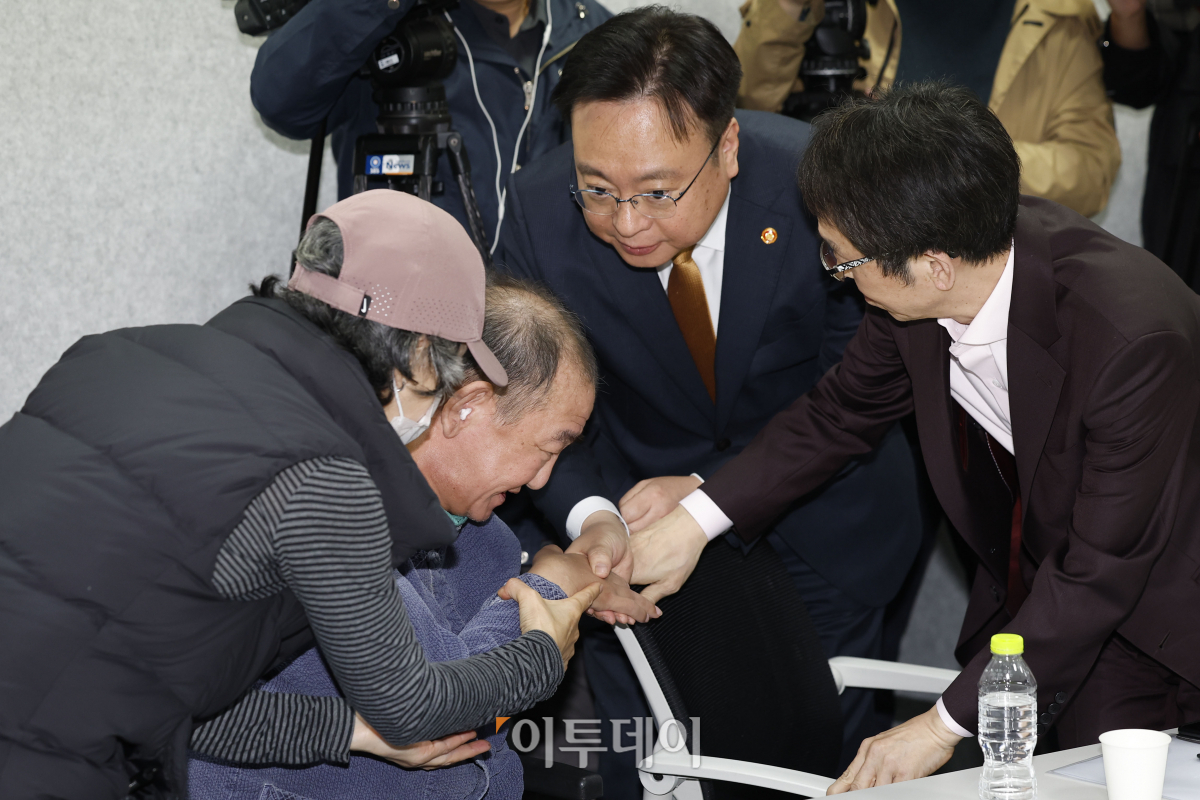 ▲조규홍 보건복지부 장관이 4일 서울 중구 서울시티타워에서 열린 환자단체 간담회에 참석하며 참석자들과 인사를 하고 있다. 조현호 기자 hyunho@