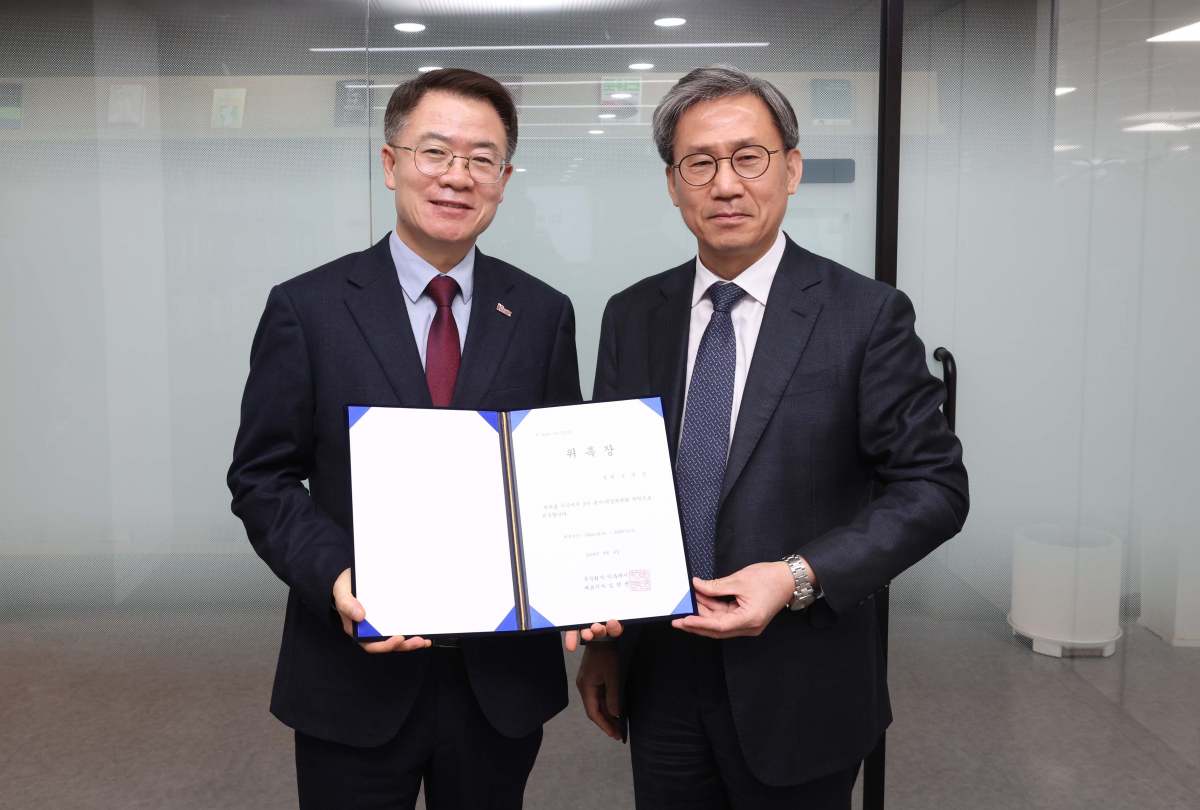 ▲추문갑(왼쪽) 중소기업중앙회 경제정책본부장이 4일 서울 강남구 이투데이에서 열린 이투데이 3기 독자·편집위원회에 앞서 김덕헌 이투데이 대표이사에게 위촉장을 수여받고 있다. 신태현 기자 holjjak@