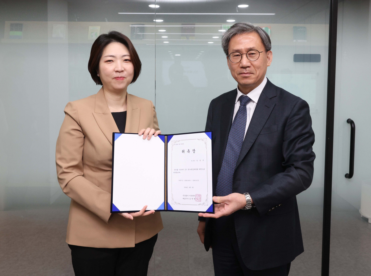 ▲장윤미(왼쪽) 법무법인 메타 변호사가 4일 서울 강남구 이투데이에서 열린 이투데이 3기 독자·편집위원회에 앞서 김덕헌 이투데이 대표이사에게 위촉장을 수여받고 있다. 신태현 기자 holjjak@