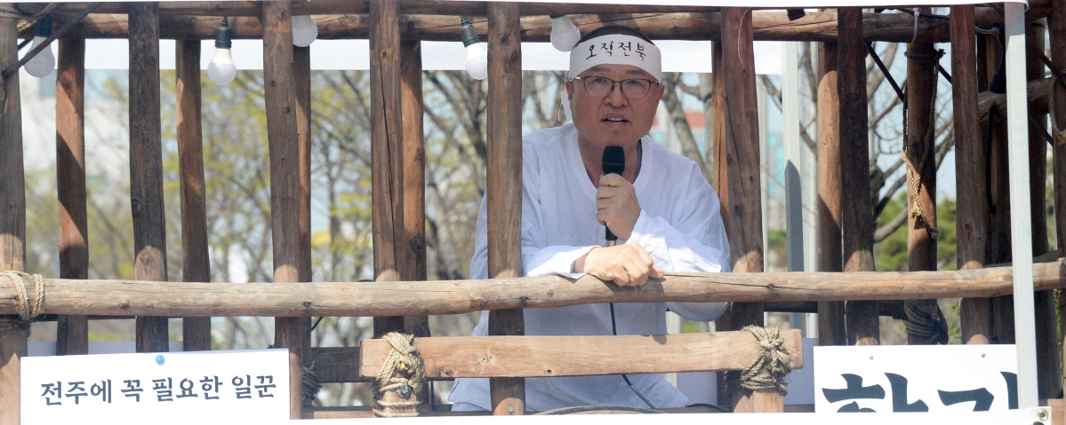 ▲[전주=뉴시스] 김얼 기자 = 정운천 국민의힘 전북 전주시을 선거구 국회의원 후보가 1일 전북 전주시 전북도청 앞에서 기자회견을 열고 질의에 답변하고 있다. 2024.04.01. pmkeul@newsis.com