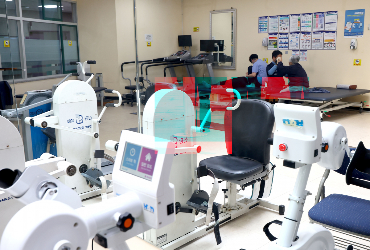 ▲4일 서울 지역 첫 치매안심병원으로 지정된 은평구 서북병원에서 어르신들이 물리 치료를 받고 있다. (연합뉴스)