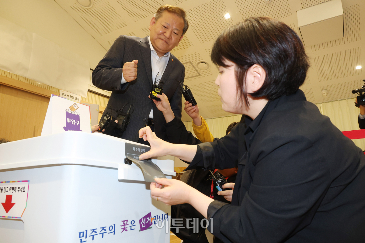 ▲이상민 행정안전부 장관이 제22대 총선 사전투표일을 하루 앞둔 4일 오후 서울 종로구 사직동 주민센터에 마련된 사전투표 모의시험 현장을 방문해 현장 점검을 하고 있다. 조현호 기자 hyunho@