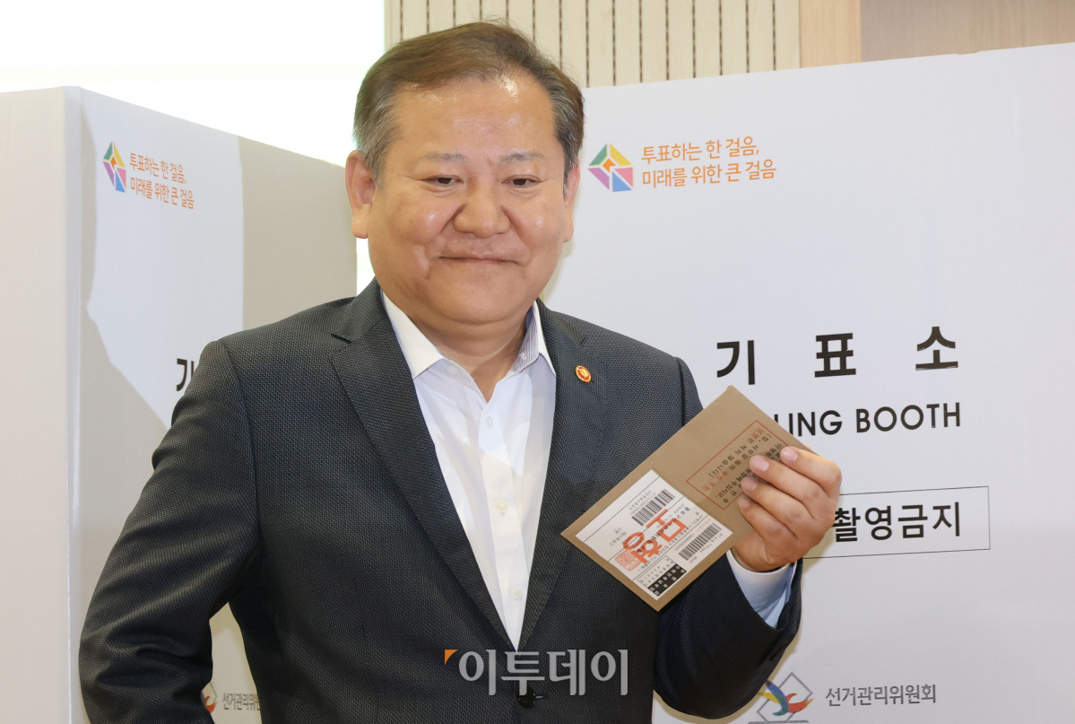 ▲이상민 행정안전부 장관이 제22대 총선 사전투표일을 하루 앞둔 4일 오후 서울 종로구 사직동 주민센터에 마련된 사전투표 모의시험 현장을 방문해 모의투표를 하고 있다. 조현호 기자 hyunho@