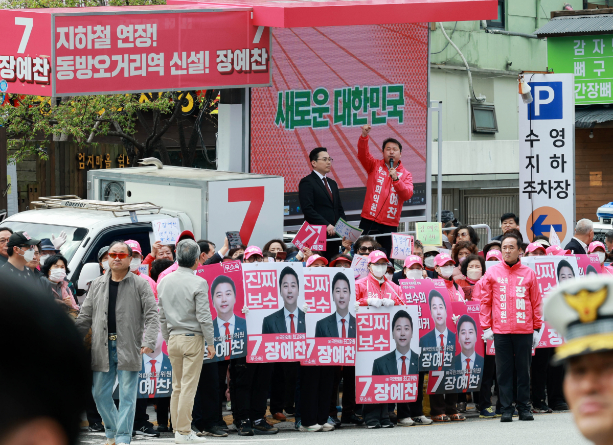 ▲[부산=뉴시스] 고범준 기자 = 장예찬 부산 수영구 무소속 후보가 4일 부산 수영구 올리브영 부산수영로점 인근 거리에서 이재명 더불어민주당 대표를 향해 발언하고 있다. 2024.04.04. bjko@newsis.com