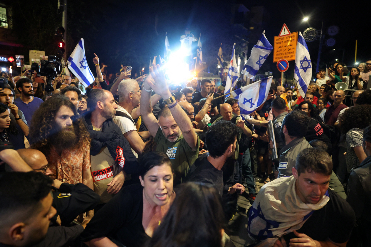 ▲베냐민 네타냐후 이스라엘 총리 퇴진과 인질 협상 합의를 촉구하는 시위대가 2일(현지시간) 총리 관저 인근에서 시위를 벌이고 있다. 예루살렘/로이터연합뉴스