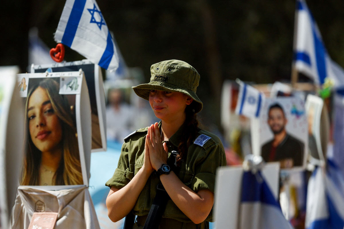 ▲지난해 10월 7일 팔레스타인 무장단체 하마스의 공격이 시작된 이스라엘 남부 레임 ‘노바 뮤직 페스티벌’ 장소에서 1일(현지시간) 한 이스라엘군이 희생자들을 추모하고 있다. 레임(이스라엘)/로이터연합뉴스