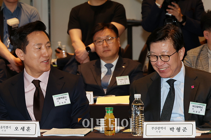 ▲오세훈(왼쪽) 서울시장과 박형준 부산시장이 4일 서울 용산구 서울드래곤시티에서 열린 철도지하화 통합개발 추진협의체 출범식에서 대화하고 있다. 고이란 기자 photoeran@
