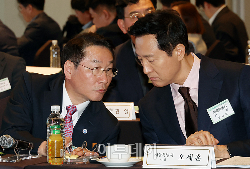 ▲오세훈(오른쪽) 서울시장과 유정복 인천시장이 4일 서울 용산구 서울드래곤시티에서 열린 철도지하화 통합개발 추진협의체 출범식에서 대화하고 있다. 고이란 기자 photoeran@