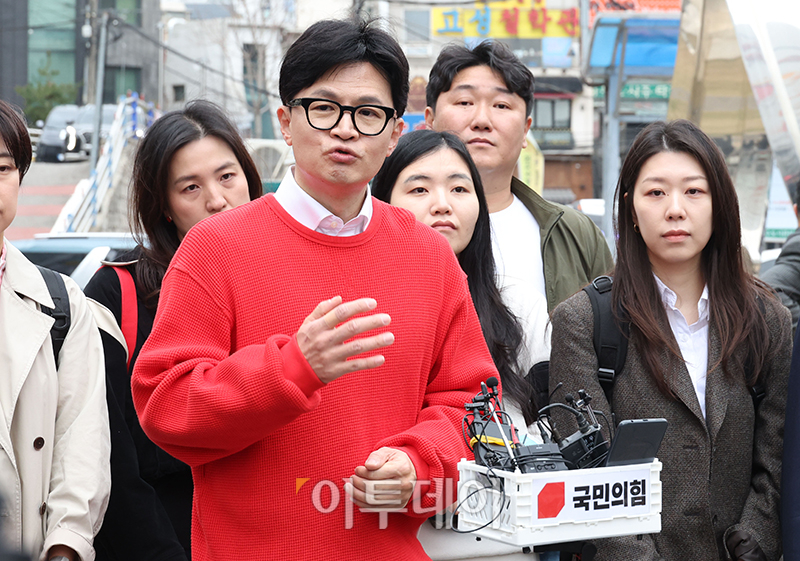 ▲한동훈 국민의힘 총괄선거대책위원장이 5일 서울 서대문구 신촌동 사전투표소에서 투표를 마치고 취재진의 질문에 답하고 있다.