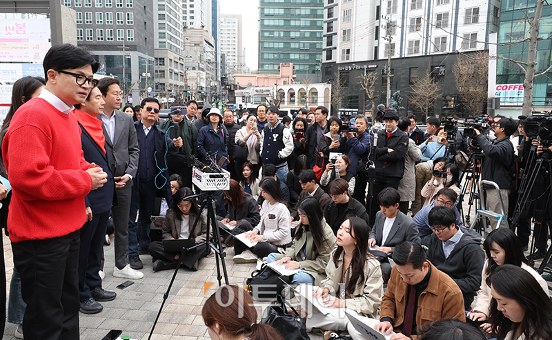 ▲한동훈 국민의힘 총괄선거대책위원장이 5일 서울 서대문구 신촌동 사전투표소에서 투표를 마치고 취재진의 질문에 답하고 있다.