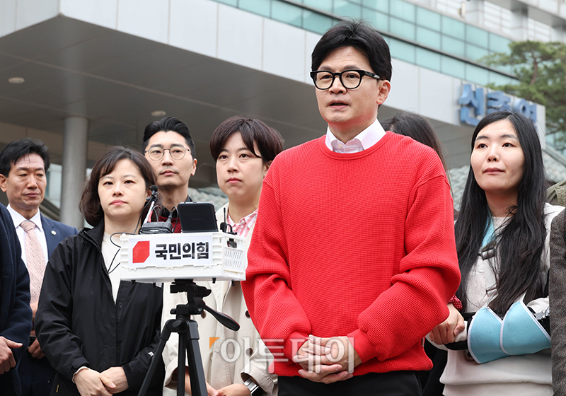 ▲한동훈 국민의힘 총괄선거대책위원장이 5일 서울 서대문구 신촌동 사전투표소에서 투표를 마치고 취재진의 질문에 답하고 있다.