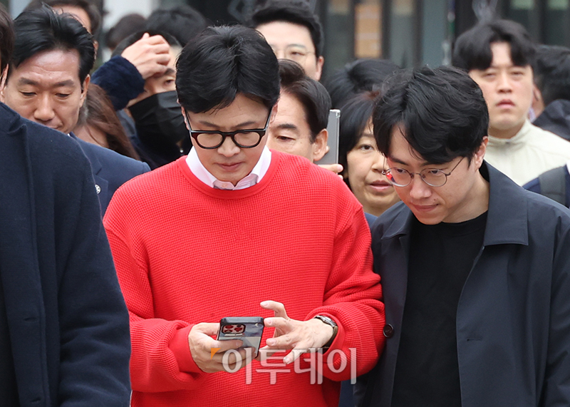 ▲한동훈 국민의힘 총괄선거대책위원장이 5일 서울 서대문구 신촌동 사전투표소에서 투표를 마치고 이동하고 있다. (고이란 기자 photoeran@)