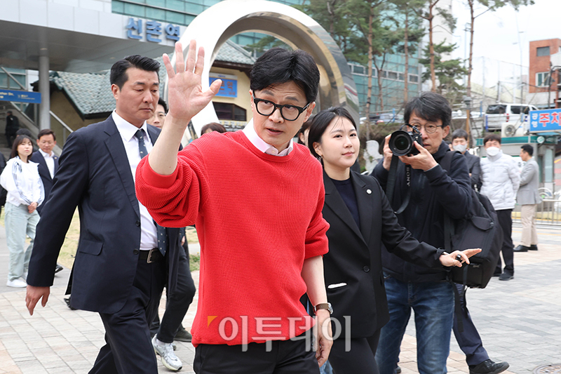 ▲한동훈 국민의힘 총괄선거대책위원장이 5일 서울 서대문구 신촌동 사전투표소에서 투표를 마치고 이동하고 있다. (고이란 기자 photoeran@)