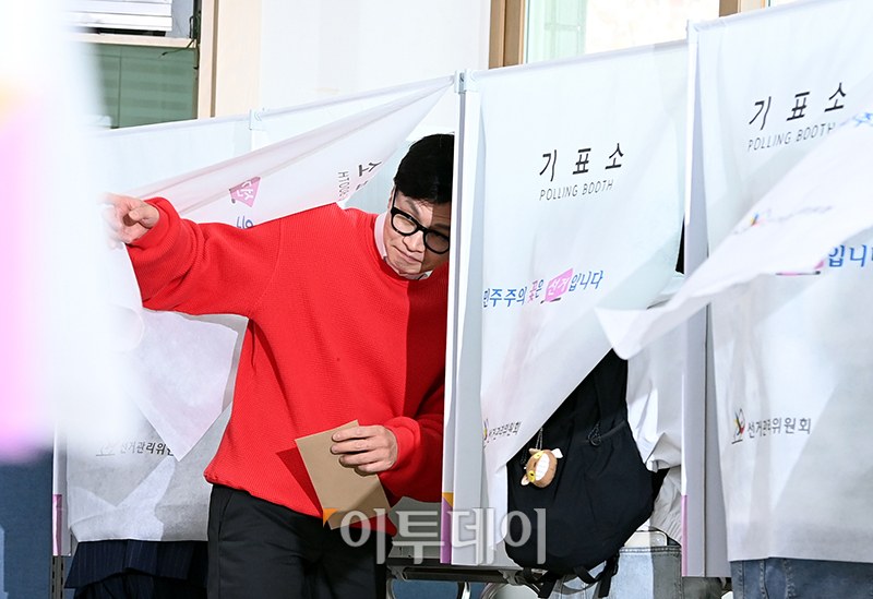 ▲한동훈 국민의힘 총괄선거대책위원장이 5일 서울 서대문구 신촌동 사전투표소에서 투표를 하고 있다. (고이란 기자 photoeran@)