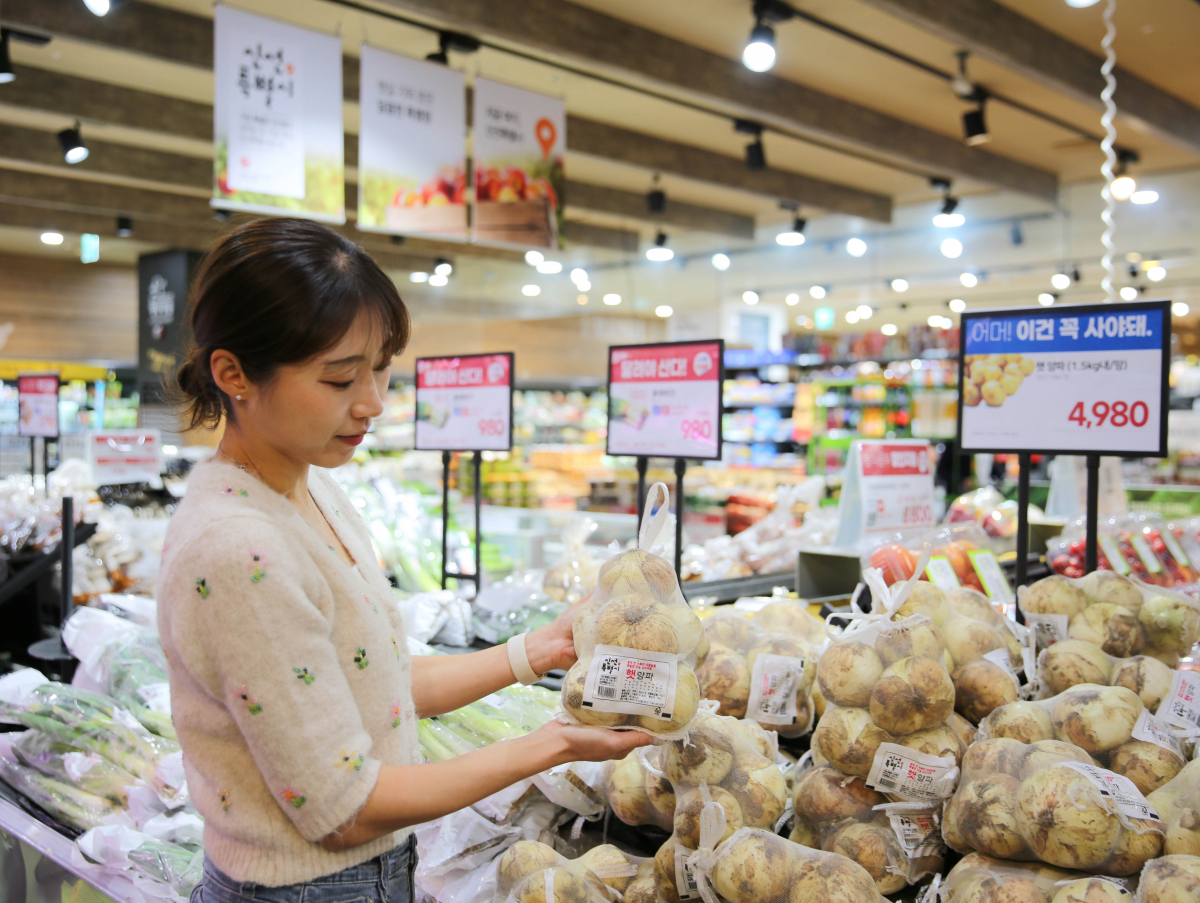 ▲5일 GS더프레시에서 고객이 햇양파를 살펴보고 있다. (사진제공=GS리테일)