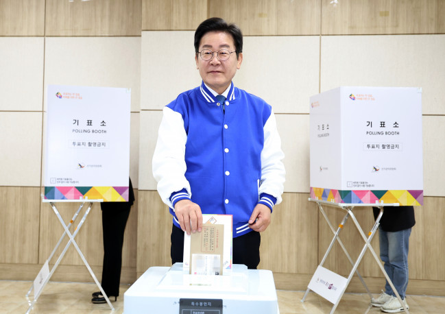 ▲<YONHAP PHOTO-2643> 사전투표 하는 이재명 대표    (대전=연합뉴스) 신준희 기자 = 더불어민주당 이재명 대표가 제22대 국회의원선거 사전투표일인 5일 오전 대전 중구 대전평생교육진흥원에 마련된 사전투표소에서 투표하고 있다. 2024.4.5 [공동취재]    hama@yna.co.kr/2024-04-05 10:46:10/<저작권자 ⓒ 1980-2024 ㈜연합뉴스. 무단 전재 재배포 금지, AI 학습 및 활용 금지>