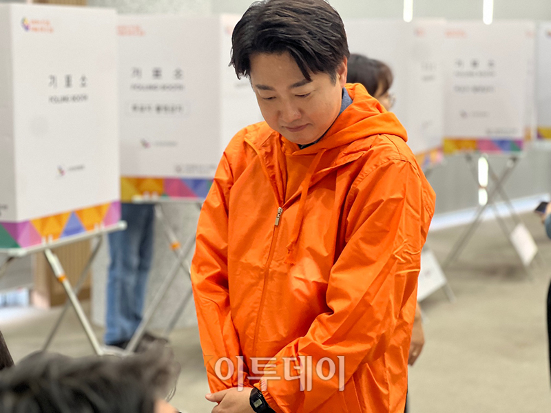 ▲제22대 국회의원선거 경기 화성을에 출마한 이준석 개혁신당 대표가 사전투표 첫날인 5일 경기 화성 동탄7동행정복지센터사전투표소에서 투표를 하고 있다. 사진제공=개혁신당