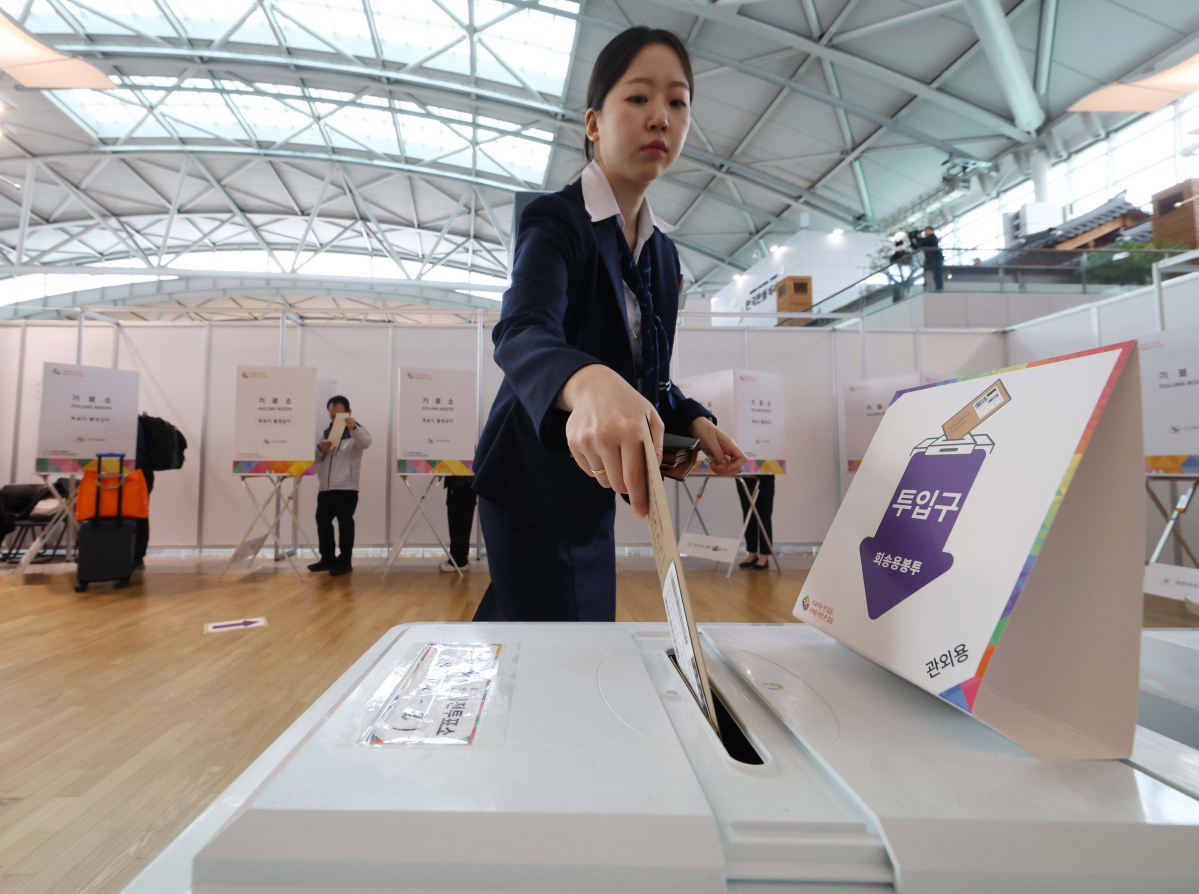 ▲제22대 국회의원선거 사전투표 첫날인 5일 인천 중구 인천국제공항 제1터미널에 마련된 사전투표소에서 유권자들이 투표를 하고 있다. 신태현 기자 holjjak@