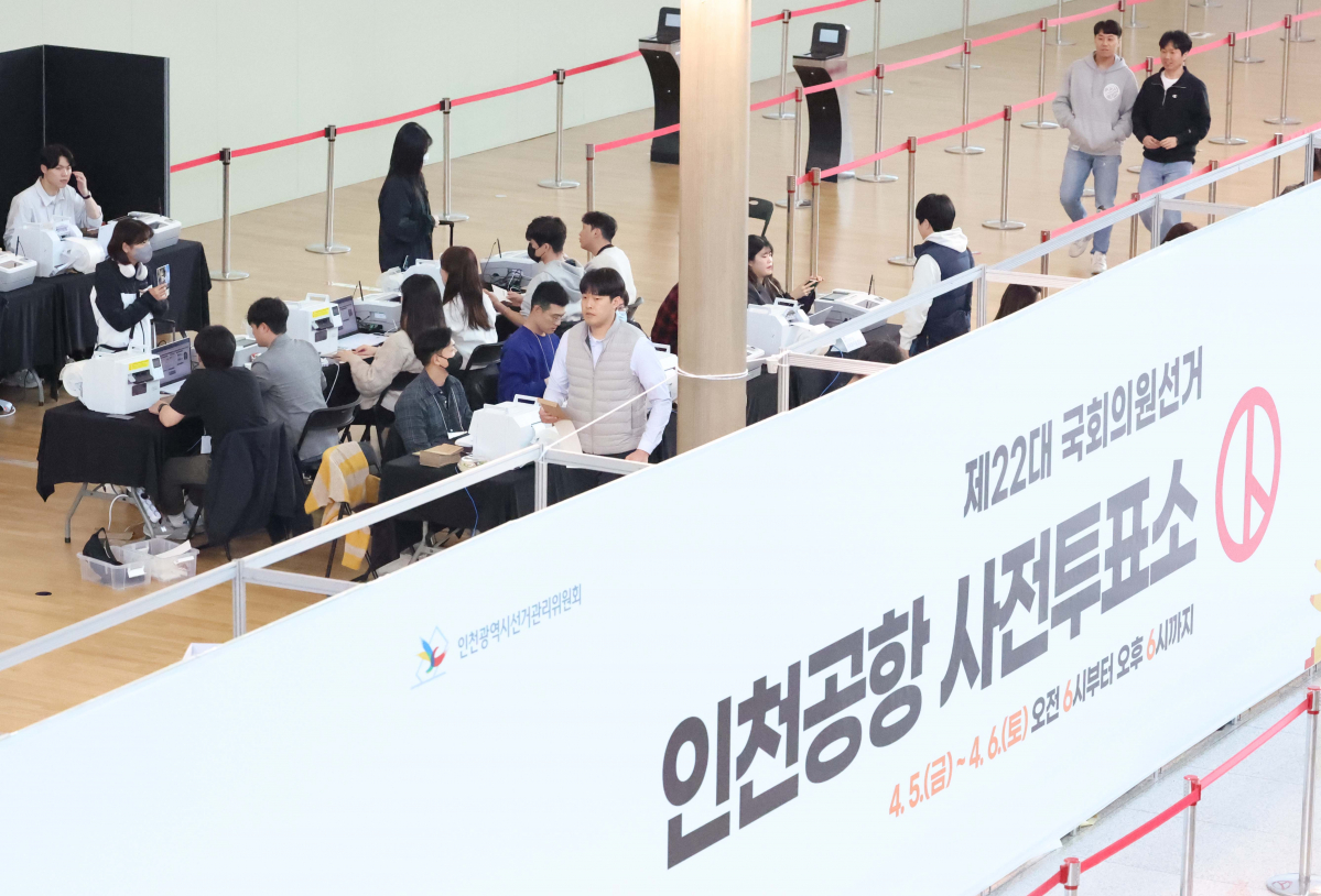 ▲제22대 국회의원선거 사전투표 첫날인 5일 인천 중구 인천국제공항 제1터미널에 마련된 사전투표소에서 유권자들이 투표를 하고 있다. 신태현 기자 holjjak@