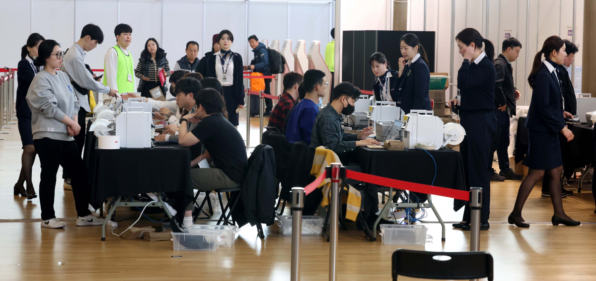 ▲제22대 국회의원선거 사전투표 첫날인 5일 인천 중구 인천국제공항 제1터미널에 마련된 사전투표소에서 유권자들이 투표를 하고 있다. 신태현 기자 holjjak@