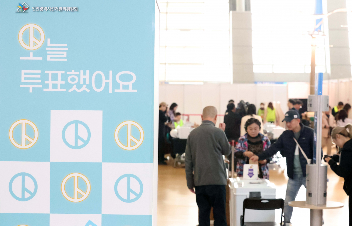 ▲제22대 국회의원선거 사전투표 첫날인 5일 인천 중구 인천국제공항 제1터미널에 마련된 사전투표소에서 유권자들이 투표를 하고 있다. 신태현 기자 holjjak@