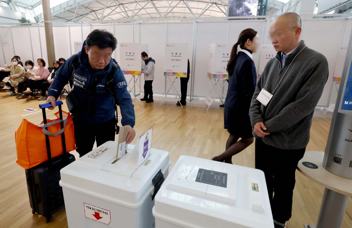 ▲제22대 국회의원선거 사전투표 첫날인 5일 인천 중구 인천국제공항 제1터미널에 마련된 사전투표소에서 유권자들이 투표를 하고 있다. 신태현 기자 holjjak@