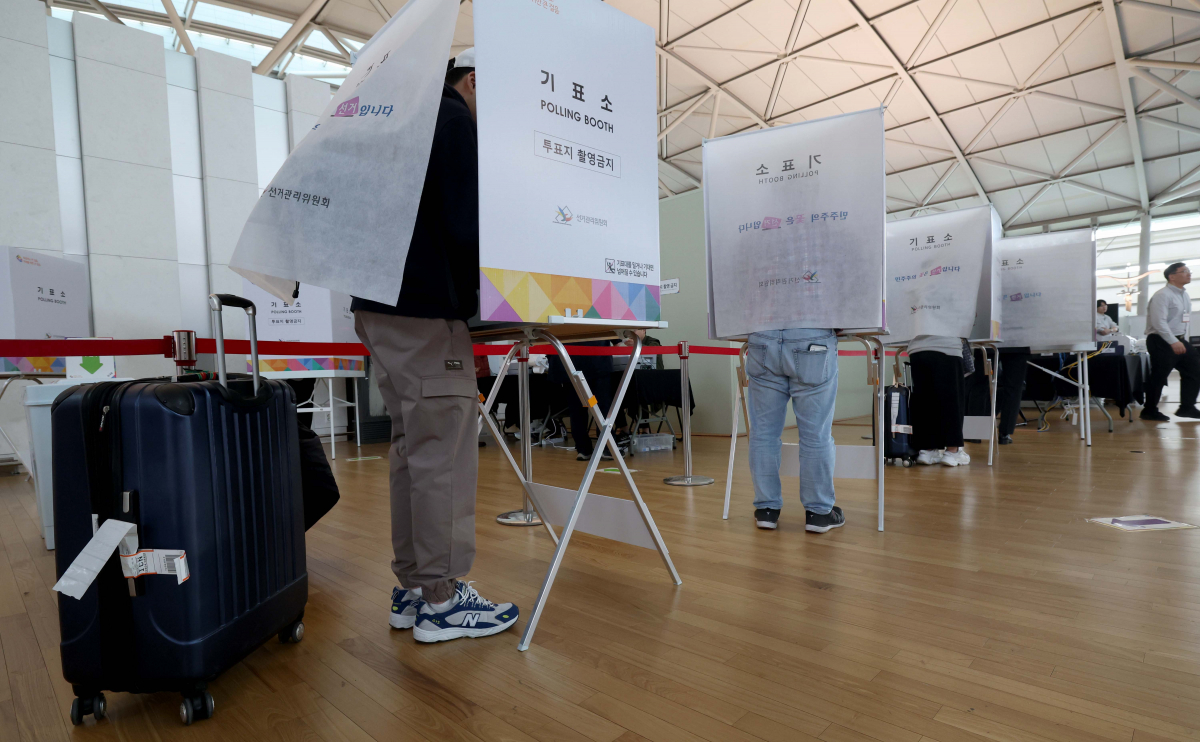 ▲제22대 국회의원선거 사전투표 첫날인 5일 인천 중구 인천국제공항 제1터미널에 마련된 사전투표소에서 유권자들이 투표를 하고 있다. 신태현 기자 holjjak@